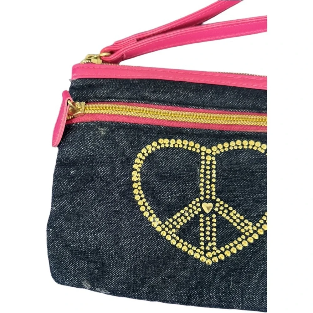 Modella trendy wristlet